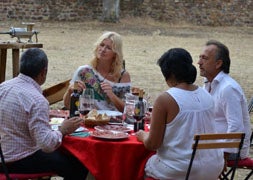 La actriz y su equipo disfrutan de la gastronomía charra./ S.G.R.