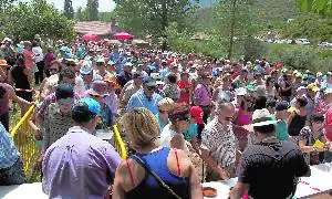 Cientos de personas esperaban la cola para recibir su ración de guiso del pastor en la campa de Puente Agudín / JOSÉ CARLOS DIEZ