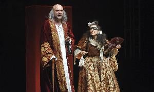 Una de las escenas de 'El rey Perico y la dama tuerta'. ::F. JIMÉNEZ