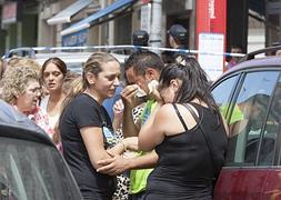 Familiares del asesinado, Francisco Jiménez, tras conocer la noticia. / MARIETA