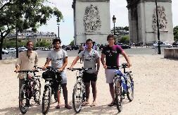 Los ciclistas Miguel García, Eduardo Sáez, Javier Cantalapiedra y Manuel Francia, a su llegada a París. / El Norte