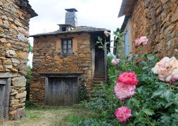 Aspecto de las casas típicas de Villar del Monte, en La Cabrera / C. Hernández