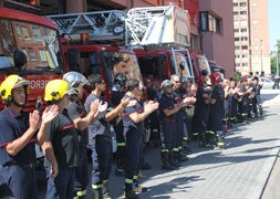 Bomberos de Valladolid aplaudiendo tras el minuto de silencio / Álvaro Alonso