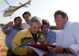 Un helicóptero recoge agua para intentar extinguir un incendio en la localidad de Villardiegua de la Ribera./ J. L. LEAL-ICAL