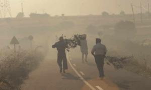 Los vecinos de Villardiegua siendo desalojados el pasado jueves | Ical