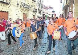 Decenas de dulzaineros y tamborileros participan en el pasacalles , encabezados por Reyes Silva y su sobrina Laura Silva, junto al histórico 'melgo' Constantino Marcos Villota. / Antonio Quintero