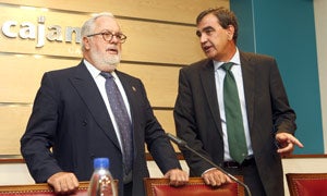 El ministro Miguel Arias Cañete junto con Ignacio Pérez, director general de El Norte de Castilla. / R. Gómez.