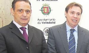 Cecilio Vadillo y Óscar Puente en la clausura de un foro de El Norte celebrado en 2010. / A. QUINTERO
