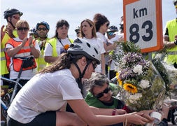 Homenaje a los dos jóvenes ciclistas fallecidos / Cruz Catalina