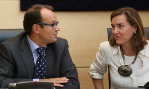 Comparecencia en las Cortes del director general de Familia y Políticas Sociales, Raúl Carlos de Pablos, para informar de la respuesta a las reclamaciones formuladas por las familias de las personas en situación de dependencia. En la imagen junto a la presidenta de la Comisión, Soledad Romeral. / Ical.