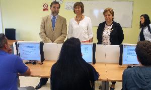Pedro José Pastor, Pilar Sanz e Irene Herranz, ante los alumnos que se examinaban ayer. / A. DE TORRE