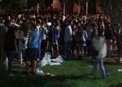Jóvenes en el botellón del Aulario. / Ramón Gómez
