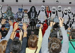 Darth Vader y su tropa imperial atraen a más de 2.000 personas a la Cúpula del Milenio