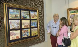 Uno de los paneles de notas, con  cuadros de Antonio de la Peña de pequeño formato. / M. DE LA FUENTE