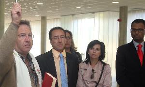 El párroco bendice la instalación. / A. DE TORRE