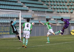 El palentino NIche anota el segundo tanto local en La Balastera / A. Quintero