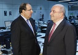 Joaquín Almunia Y Juan Vicente Herrera, en la redacción de El Norte de Castilla. GABRIEL VILLAMIL