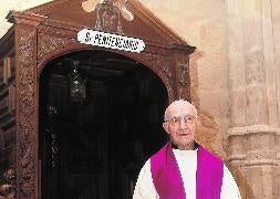 El penitenciario de la Diócesis de Palencia, delante de su confesionario, en la catedral. / Antonio Quintero