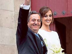 La novia, Verónica Gutiérrez, y su padre, el Niño de la Capea, a su llegada a la Catedral de Salamanca. / Solete Casado
