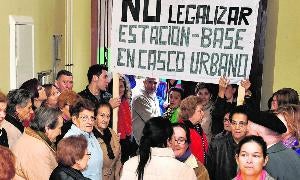 Concentración de protesta contra el funcionamiento de una antena de telefonía en Sieteiglesias. FRAN JIMÉNEZ