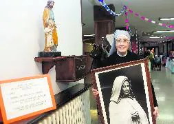 La madre superiora, María José de Notredame, sostiene en sus manos un retrato de la fundadora, Juana Jugan. / R. G.