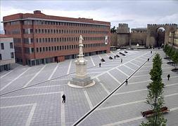 Imagen de la Plaza de Santa Teresa (o Plaza del Mercado Grande) de Ávila con el edificio de Moneo a la izquierda. / ICAL