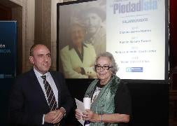 Colita recibe emocionada el Premio Nacional de Fotografía Piedad Isla