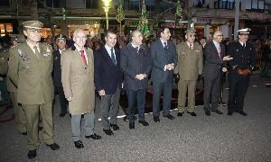 Las autoridades, durante el homenaje a la bandera. / Antonio Quintero
