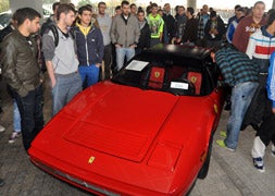 Los jóvenes rodean el Ferrari de la exposición. / FRAN JIMÉNEZ