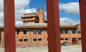 Verja cerrada en el complejo de la vieja Choricera de Alresa./ EL NORTE