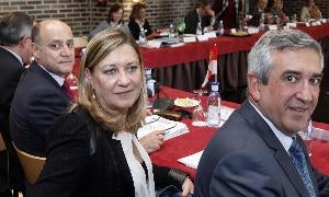 La consejera de Hacienda, Pilar del Olmo, flanqueada por el director general de Presupuestos, José Armando Baeta (izquierda), y el director general de Fondos Comunitarios, José María Piñero. / Ical