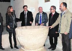 Asistentes a la entrega de la pila bautismal en la iglesia de Cillamayor. / El Norte