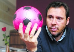 Óscar Puente, en pose ‘hamletiana’ ante un balón.G. VILLAMIL
