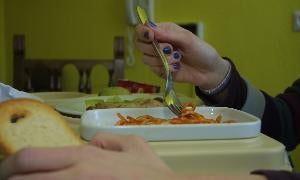 Una paciente de anorexia come en un centro de día en el que se atiende esta enfermedad. / J. T.