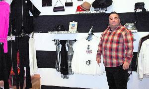 Carlos Morollón, en su tienda Luca, de la calle Mota. / LAURA NEGRO