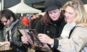 Los coleccionistas buscaron curiosidades en el vinilo y en la cerveza. / H. SASTRE
