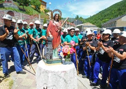 Los mineros de la III Marcha Minera del pasado verano, aplauden a la imagen de Santa Bárbara en Tremor de Arriba (León). / César Sánchez-Ical