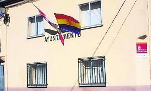 Fachada del ayuntamiento de Pastores en la tarde de ayer. :: el norte