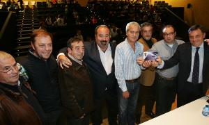 La directiva del CD CF Salmantino posa en el auditorio del Julián Sánchez El Charro./ ALMEIDA
