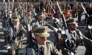 Desfile por la Plaza Mayor de miembros de la Academia de Artillería. / A. De Torre