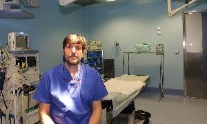El doctor Juan José Arenal, en el quirófano del Hospital Campo Grande :: henar sastre