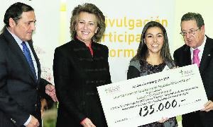 Eleonora Lapi recibe la beca del consejero de Sanidad, Antonio María Sáez, la presidenta de la Fundación Científica de la AECC, Isabel Oriol, y el presidente de esta asociación en Valladolid, Javier Arroyo. / G. V.