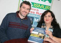 Luis Ramos y Rosa Arranz muestran el libro. / Mónica Rico