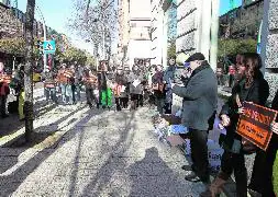 Concentración del movimiento 'Viernes de negro', ayer, a las puertas de la Junta. / Antonio Quintero