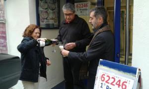 Brindis en la administración de Palencia que ha repartido parte del Gordo. / J. J. LÓPEZ