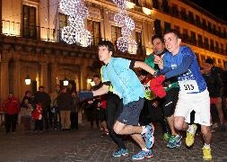 Salida de la carrera, en la Plaza Mayor. / A. Tanarro