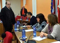 Crescencio Martín se dirige a la alcaldesa Teresa Lopez antes de iniciarse el Pleno. / F. Jiménez