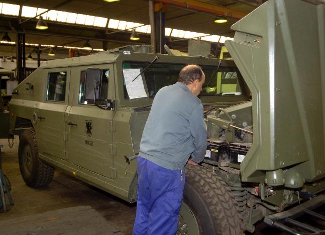 Reparación de un vehículo militar en la Agrupación Logística 61. EL NORTE