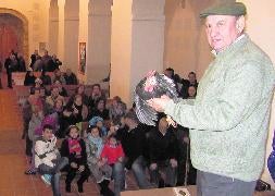 Gabino Bausela con uno de los gallos subastados en la antigua iglesia de San Miguel. ::/ L. S.