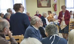 Mayores en el comedor de la residencia de la Diputación de Valladolid, Cardenal Marcelo. / M. A. SANTOS